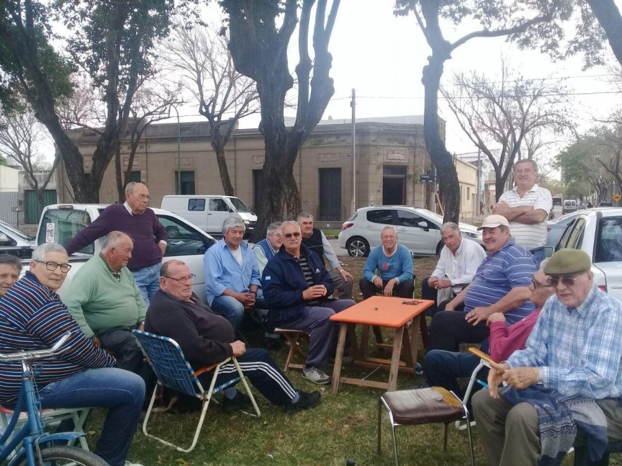 FOTO OC LA POSTAL. Una tarde cualquiera, los amigos de siempre en el predio de Ferrocarril Belgrano de calle Francia.
