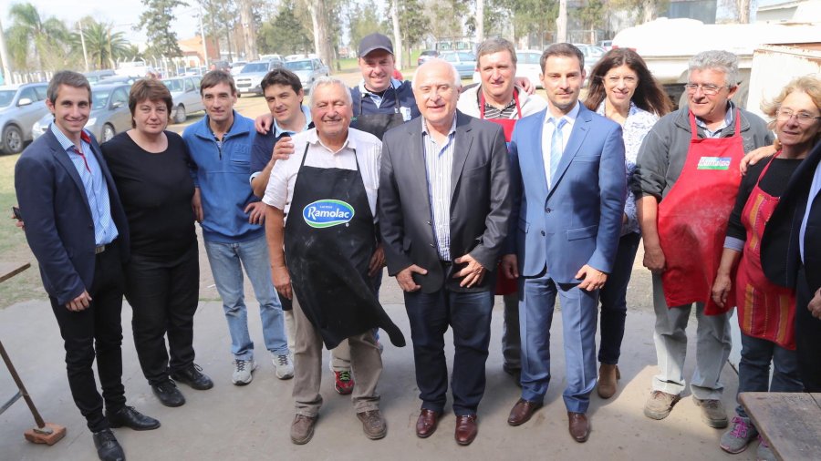 FOTO SCS// EN LA COCINA./ Miguel Lifstchiz rodeado por Esteban Coraglia y Fabio Barbero, posan junto al equipo responsable de la cocci&oacute;n.