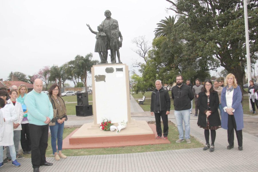 FOTO J. BARRERA// BANDERAS./ Los pabellones nacionales y sus abanderados, de escuelas locales acompa&ntilde;aron la ceremonia. OFRENDA./ Fue llevada a cabo por representantes de Amsafe, la Regional, el Municipio, la Vecinal y el Concejo Municipal.