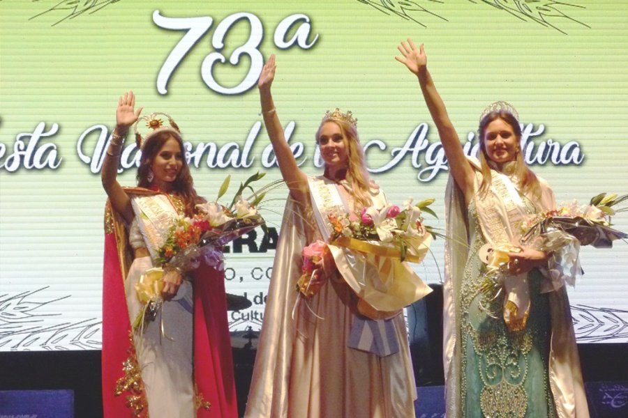 FOTO PRENSA ESPERANZA REINA. Minetti junto a las princesas Denise Robles y Rebeca Lantelme.