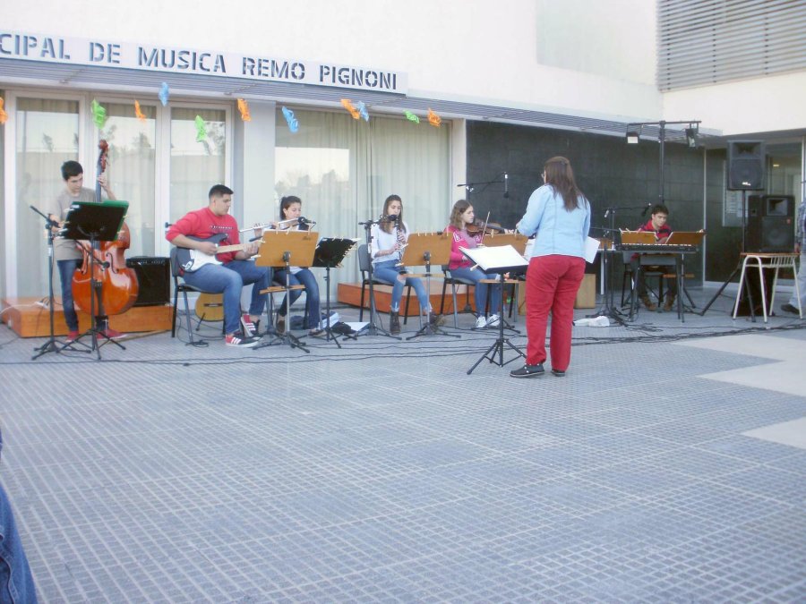 FOTO LA OPINION// TALLERES./  Las dos agrupaciones durante el concierto brindado en la tarde de ayer frente al edificio de la Escuela.
