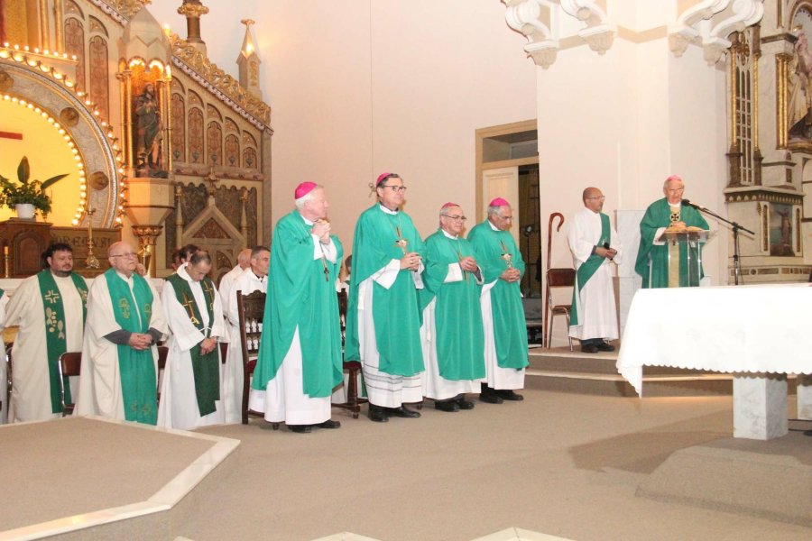 FOTOS J. BARRERA MARTIN./ El arzobispo rosarino dio una charla sobre educaci&oacute;n ayer en el auditorio de la UCSE DAR. MISA./ Los obispos concelebraron ayer en la Catedral San Rafael junto a los sacerdotes diocesanos.