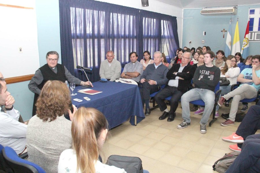 FOTOS J. BARRERA MARTIN./ El arzobispo rosarino dio una charla sobre educación ayer en el auditorio de la UCSE DAR. MISA./ Los obispos concelebraron ayer en la Catedral San Rafael junto a los sacerdotes diocesanos.
