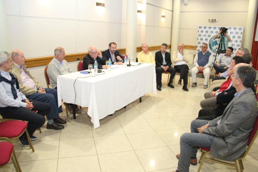 FOTO J. BARRERA ARANCEDO./ Disertó anoche ante dirigentes sociales en el Centro Comercial e Industrial de Rafaela y la Región. FOTO EG MISA./ Montti, Arancedo y Barón.