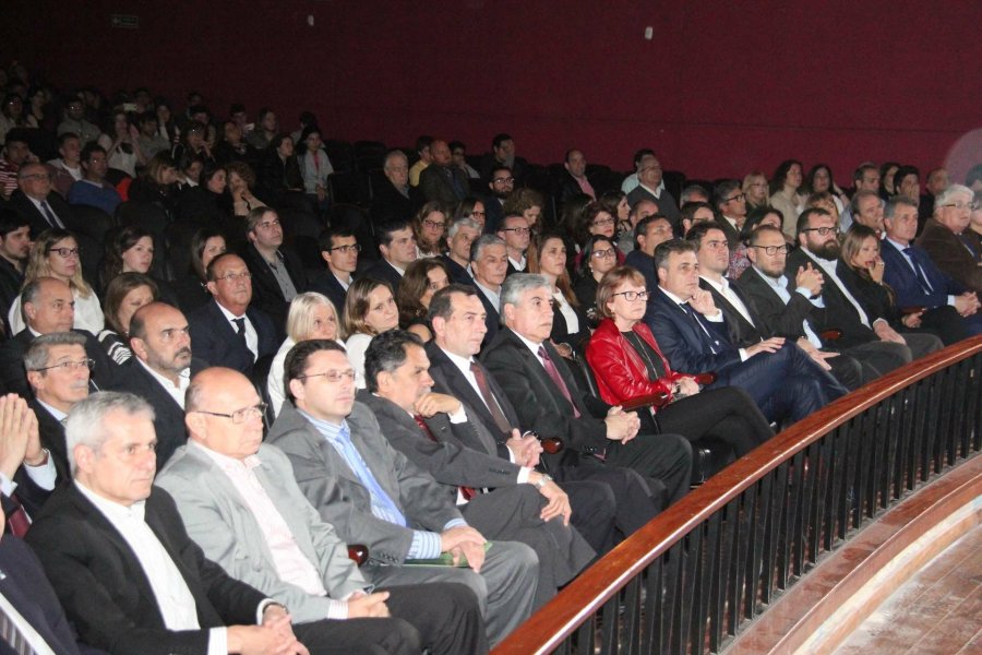 FOTO J. BARRERA// AUTORIDADES./ Luis Lucena, Luis Alberto Romero y Edgardo Allochis presidieron la realizaci&oacute;n. SALA./ Importante cantidad de p&uacute;blico se sum&oacute; a la trascendente recordaci&oacute;n.