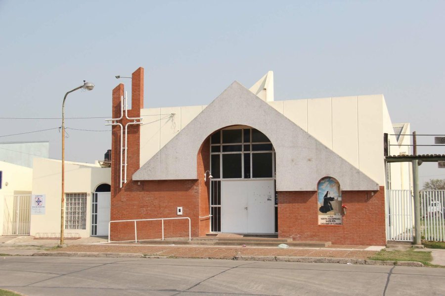 FOTOS J. BARRERA PLAZA DE LA DEMOCRACIA./ Es el pulmón verde del sector. CAPILLA SANTA RITA./ El templo está ubicado frente a la plaza. CLUB FERRO./ A la vera de la avenida Angela de la Casa (ruta 34).