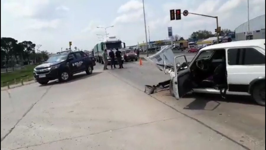 FOTO N. SAUCEDO GOLPE. El conductor del Fiat Stylo est&aacute; grave, con traumatismo de cr&aacute;neo.