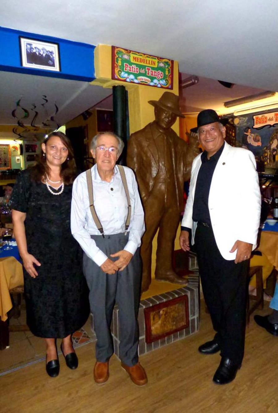 FOTO PATIO DEL TANGO ACTO./ Cristina Paccioretti, Luis Rold&aacute;n, Julio Cepeda junto a la estatua de Gardel.