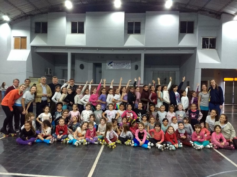 FOTO PRENSA CALVO ACTIVIDAD. Grupo de deportistas de la especialidad de pat&iacute;n junto al senador Calvo y el presidente de la entidad, Ricardo Cardoni.