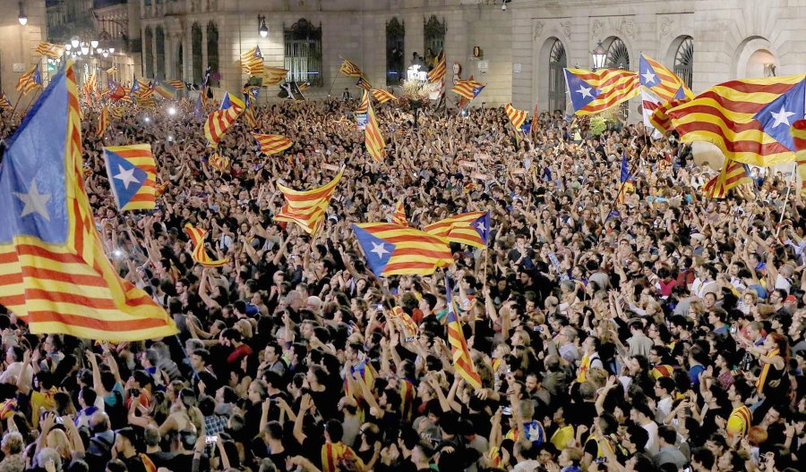 FOTO AFP-NA CONTRASTE. Los catalanes independentistas celebraron en las calles de Barcelona mientras Rajoy se encargó de la contraofensiva.