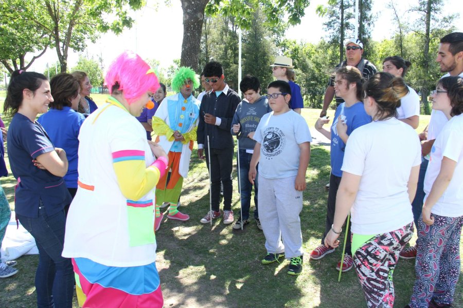 FOTO J. BARRERA EN LA CICLOVIA. Alumnos de la Escuela N&ordm; 2107 y payam&eacute;dicos durante la actividad durante la siesta del martes.