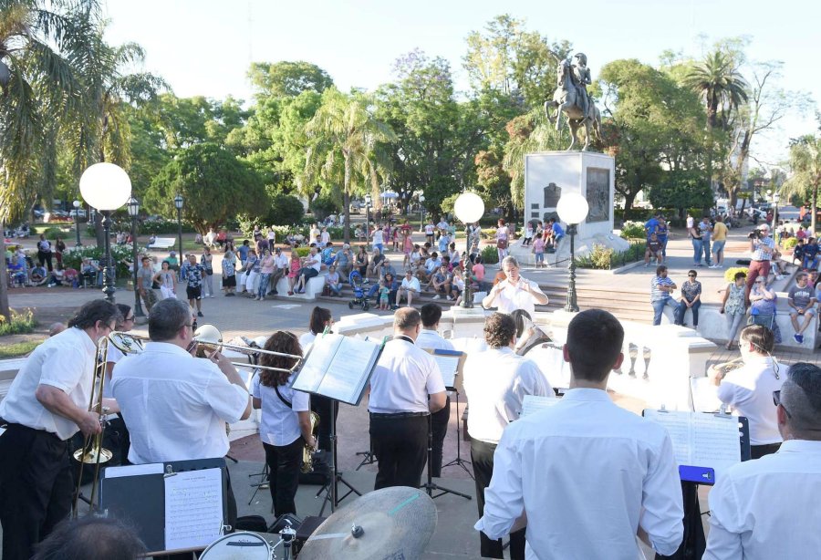 FOTO MUNICIPIO PLAZA 25./ Actuaci&oacute;n de la Banda Municipal de M&uacute;sica dirigida por Esteban Fern&aacute;ndez.