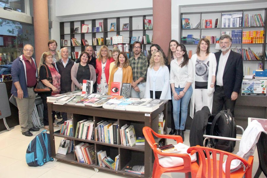 FOTO J. BARRERA// LOS CREADORES./ Los poetas participantes posan junto a Claudia Giaccone y Yamil Dora.