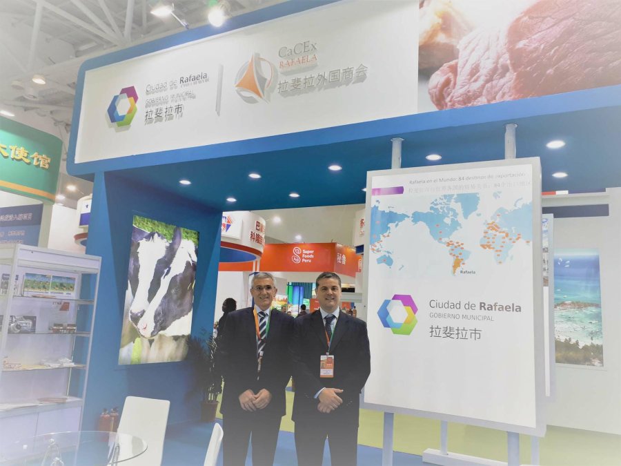 FOTO PRENSA UCES// EN LA MUESTRA./ Edmundo L&oacute;pez y Germ&aacute;n B&uuml;rcher en el stand.