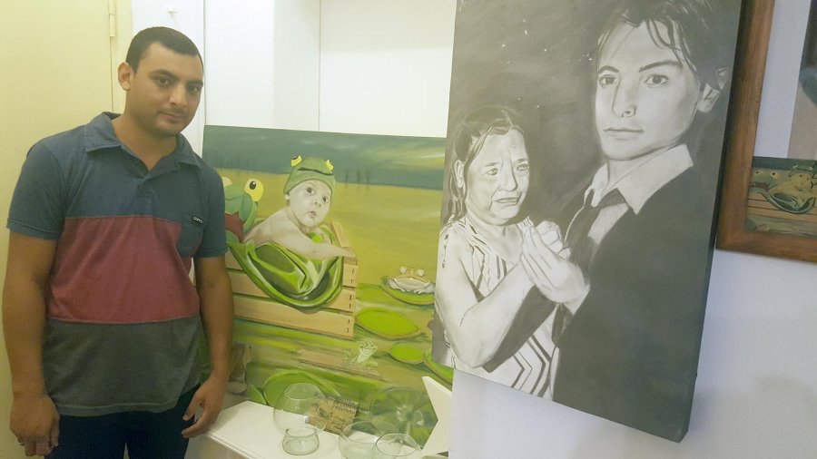 FOTO LA OPINION MUESTRA. Toloza junto a dos de sus obras.