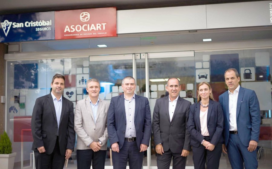 FOTO SAN CRISTOBAL SEGUROS INAUGURACION. Directivos de Grupo San Crist&oacute;bal durante la apertura de la sede en Rafaela.