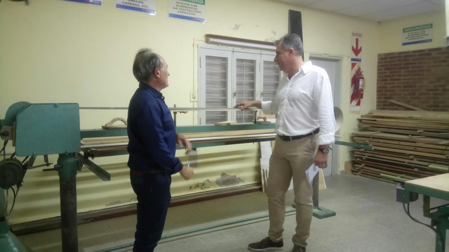 FOTO PRENSA MUNICIPAL TALLER JUAN TRINCA./ El intendente Castellano con el director del mismo que funciona en la escuela Belgrano.