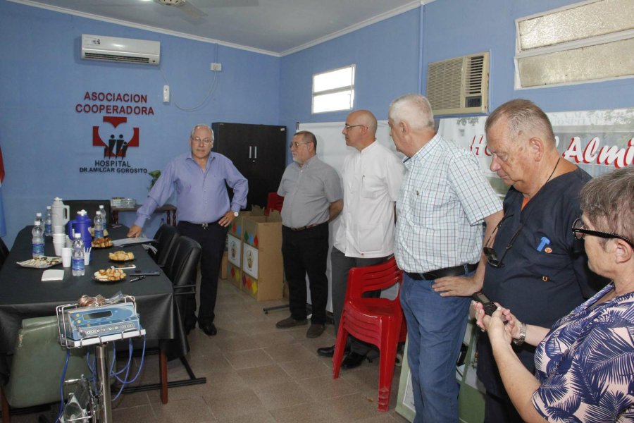 FOTO F. MELCHIORI// ELECTROBISTURI// Ayer fue entregado al Hospital Alm&iacute;car Gorosito. ENTREGA// Carlos Temporelli y Mario Lipinsky, al efectivizarse el donativo. DONATIVO./ H&eacute;ctor Delloni relatando detalles del proyecto.