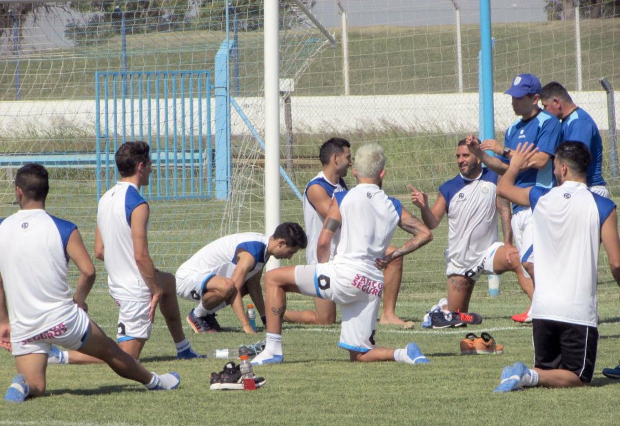 FOTO LA OPINION NUEVO LOOK. / Maximiliano Casa y su cabellera totalmente platinada.   FOTO LA OPINION HOY DESCANSO. / El plantel tendrá libre el domingo y vuelve mañana a los trabajos.