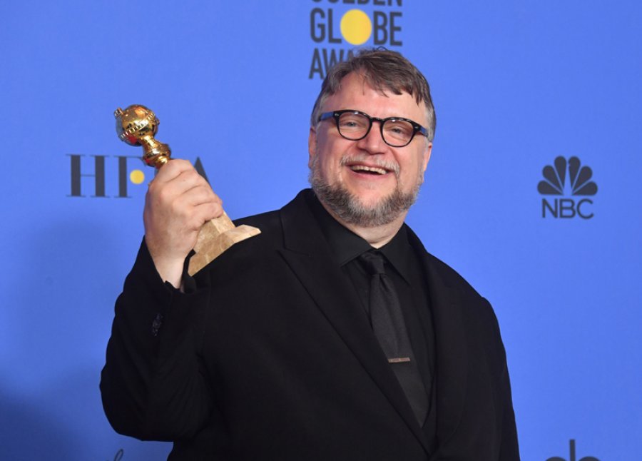 FOTO NA// GUILLERMO DEL TORO./ Exhibe la estatuilla de su primer Globo de Oro.