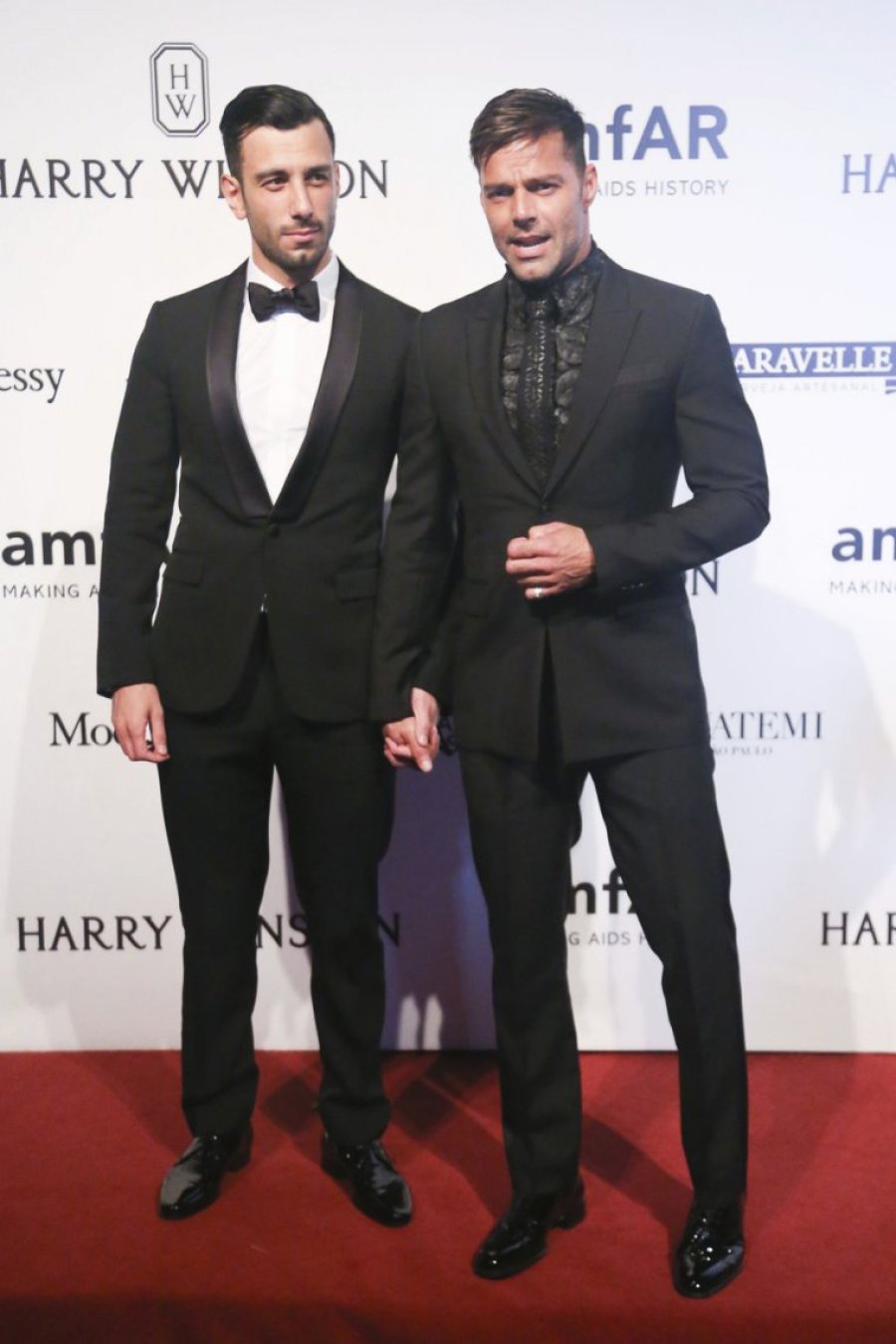 FOTO WEB PAREJA. El cantante junto a su esposo.