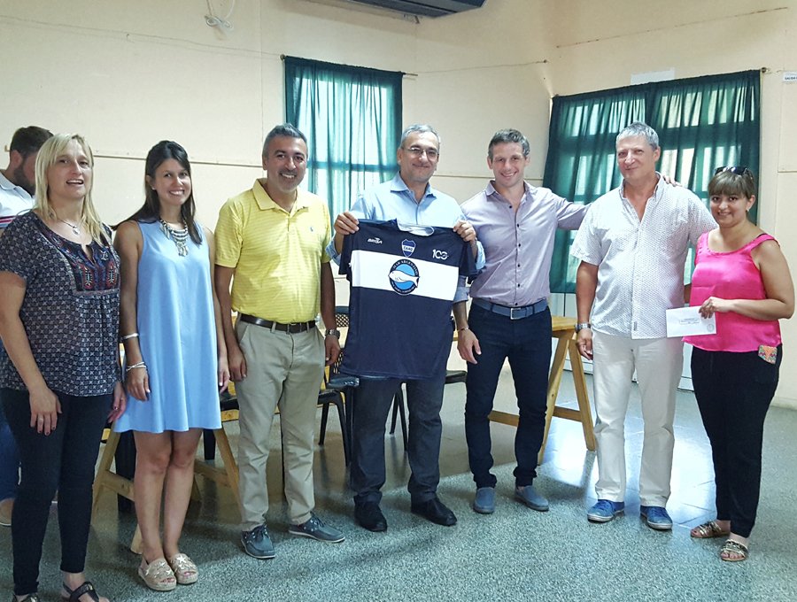 FOTO PRENSA AC// ENTREGA./ Beneficiarios de uno de los aportes junto al senador Calvo. APORTE./ El legislador y beneficiarios de la regi&oacute;n.