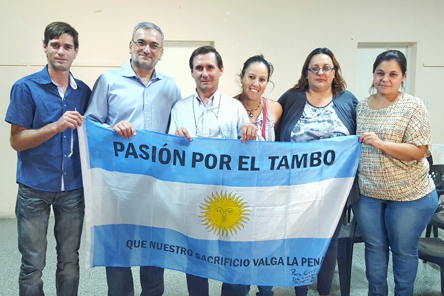 FOTO PRENSA AC// ENTREGA./ Beneficiarios de uno de los aportes junto al senador Calvo. APORTE./ El legislador y beneficiarios de la región.