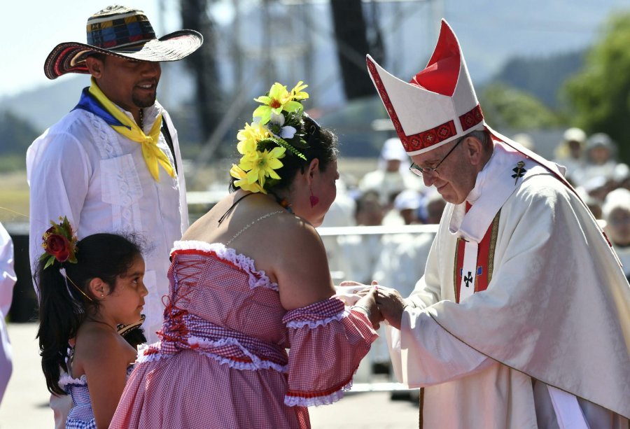 FOTO AFP-NA EN TEMUCO./ Francisco recibe representantes de las comunidades abor&iacute;genes durante la misa.