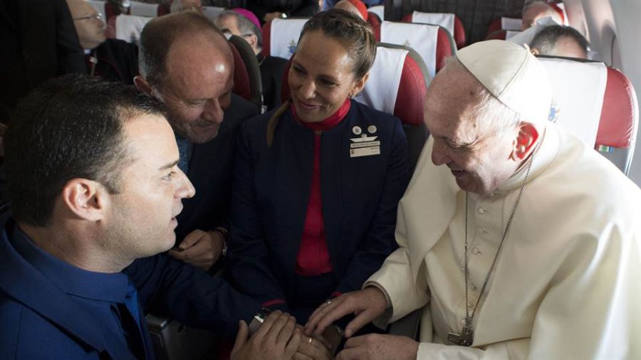 FOTO AFP-NA PAPA TODO TERRENO. En un casamiento por Iglesia en un avi&oacute;n, Carlos Ciuffardi y Paula Podest Ruiz se unieron en matrimonio por la fe.