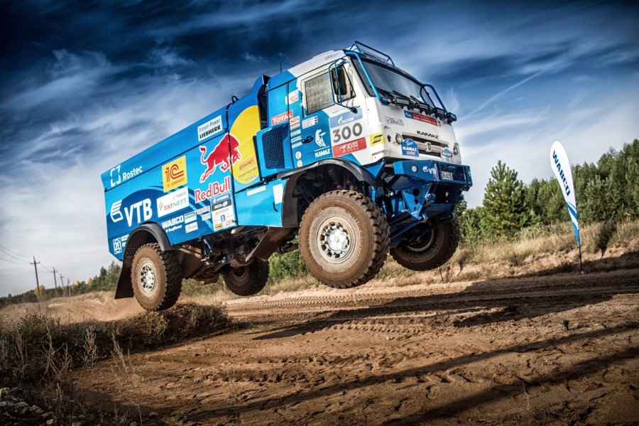 FOTOS DAKAR.COM EDUARD NIKOLAEV. El ruso es otra vez líder en Camiones al mando del Kamaz.  NASSER AL-ATTIYAH. Se impuso en la etapa en la categoría Autos con la Toyota.