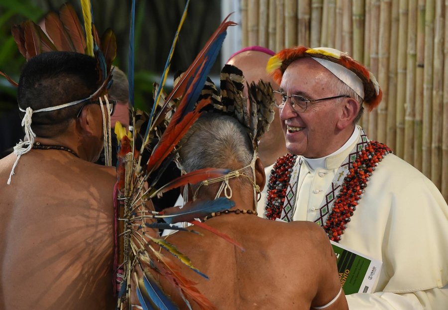 FOTO AFP-NA PAPA./ Recibi&oacute; a ind&iacute;genas de la Amazon&iacute;a.