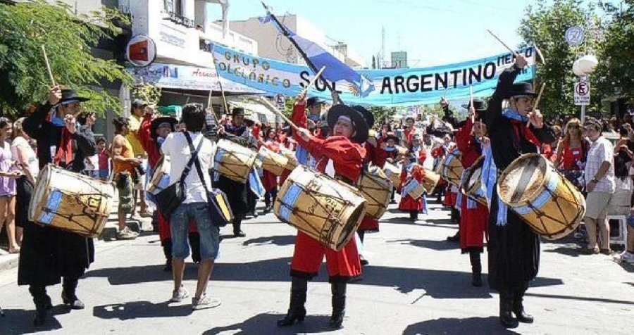 AQUICOSQUIN.ORG MULTICOLOR./ Como cada a&ntilde;o el desfile inaugural re&uacute;ne a todas las delegaciones.
