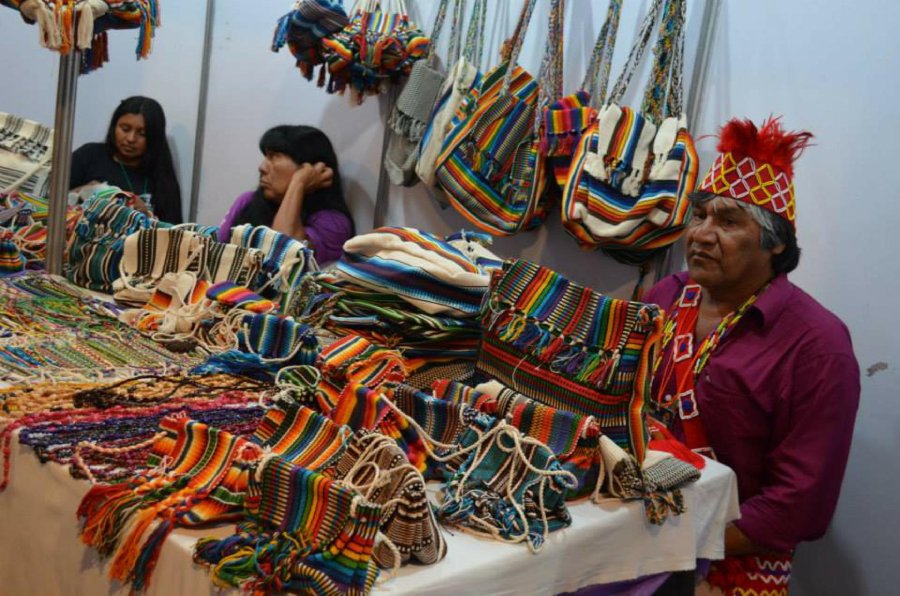 ARTESANIAS./ Las particulares creaciones convocan al p&uacute;blico que concurre a la ciudad serrana.
