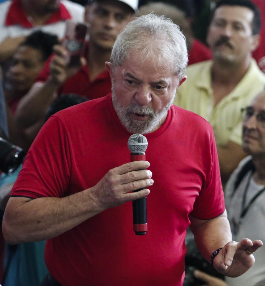 FOTO AFP-NA LULA. Mientras sufr&iacute;a el rev&eacute;s judicial en Porte Alegre, encabez&oacute; un acto en San Pablo.