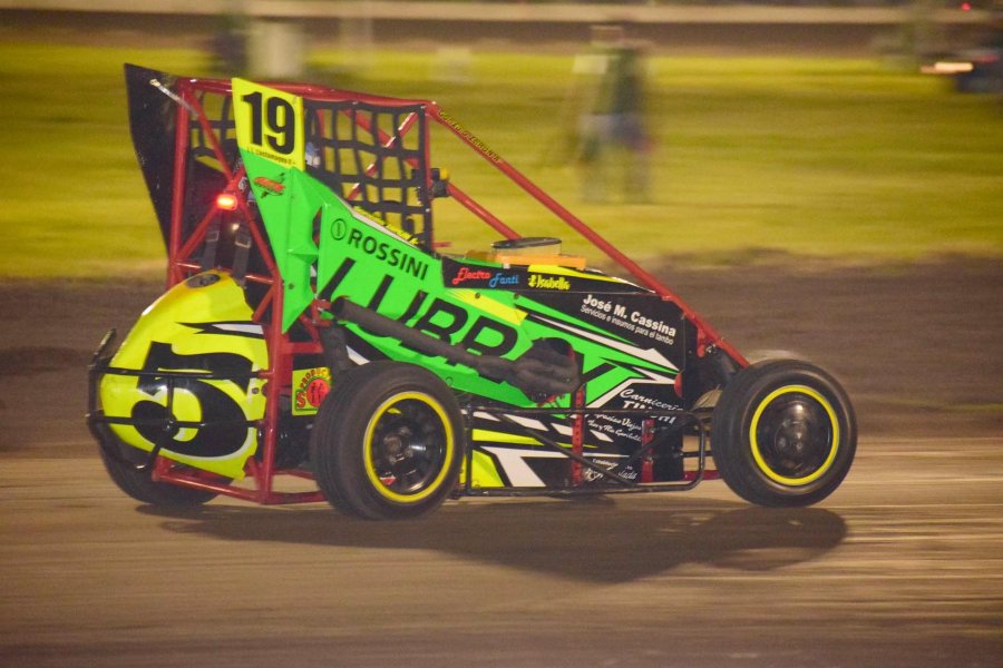 FOTOS JUAMPI LOPEZ CAMPEON. El sunchalense Martín Mansilla se coronó en el Midgets del Litoral.  VOLVIO PARA GANAR. José Luis Costamagna se impuso en la carrera de Vila.