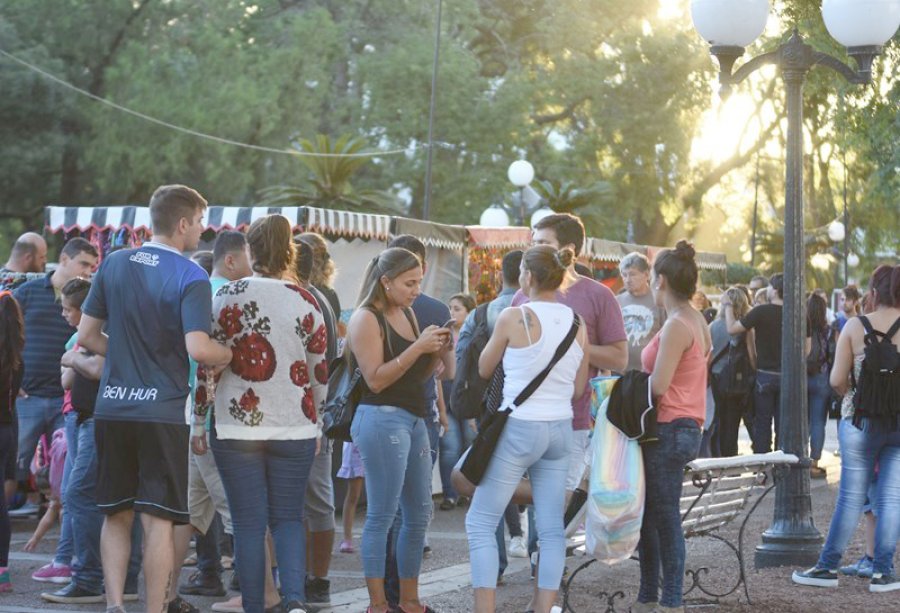 FOTO SCP// FERIA DE ARTESANIAS./ Una propuesta que convoca a p&uacute;blico de todas las edades.