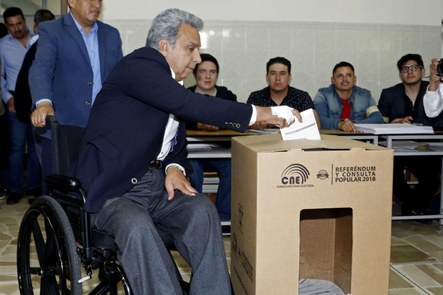 FOTO AFP-NA PRESIDENTE. Lenin Moreno al votar en la "Universidad Tecnol&oacute;gica Equinoccial.