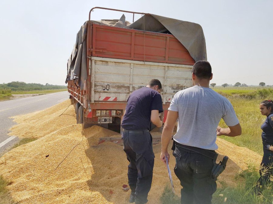 FOTO REDES SOCIALES RIESGOS. Los transportistas de cereales que se animan salir a la ruta pueden sufrir serias consecuencias, tal como ocurri&oacute; en distintos sectores.