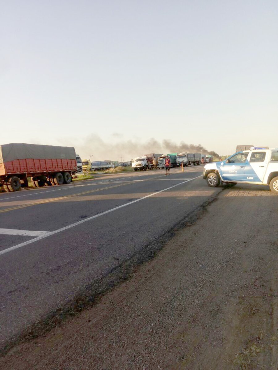 FOTO REDES SOCIALES RIESGOS. Los transportistas de cereales que se animan salir a la ruta pueden sufrir serias consecuencias, tal como ocurri&oacute; en distintos sectores.