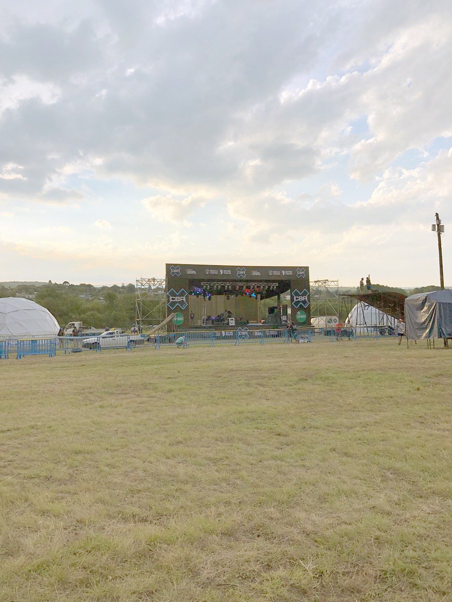 JOSE PALAZZO ESCENARIO. El Espacio Córdoba Rockea se terminó de armar ayer; ahí estarán tocando los chicos de 4to Tiempo. PRENSA CR MAPA. Así están distribuidos los escenarios y los distintos ámbitos dentro del predio del Aeródromo de Santa María de