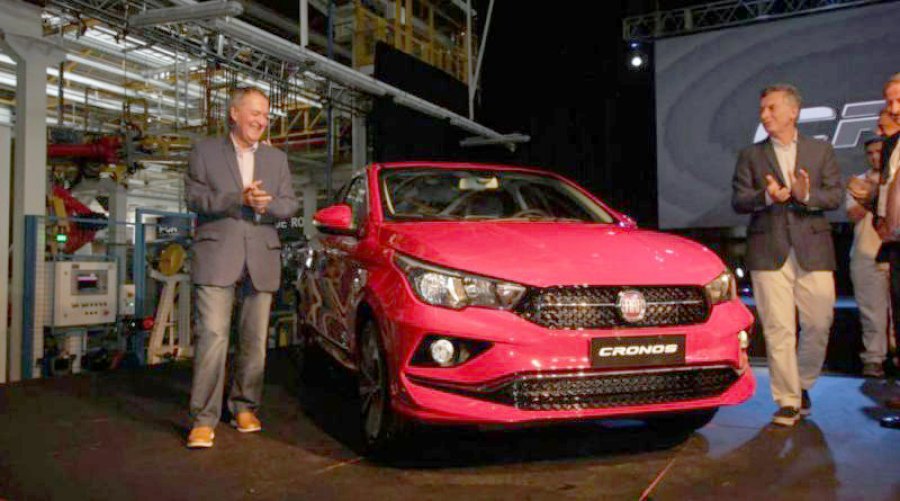 FOTO NA INVITADOS. El gobernador Juan Schiaretti y el presidente Mauricio Macri en el lanzamiento del Cronos.  MODELO. El Cronos, en la planta de Fiat, llegará a las concesionarias la semana que viene.