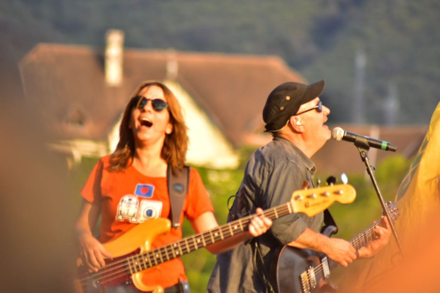 FOTO G. SANCHEZ CIRO. Con Los Persas, una aut&eacute;ntica m&aacute;quina de rock and roll.  LAS PELOTAS. Gabriela Mart&iacute;nez y Germ&aacute;n Daffunchio, una sociedad exitosa.  EL ORGANIZADOR. Con el gran Jos&eacute; Palazzo nos encontramos tempranito en el predio.