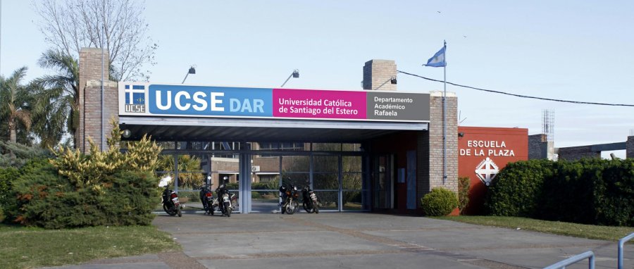 FOTO PRENSA UCSE DAR// FACHADA./ El acceso a la casa de estudios superiores.