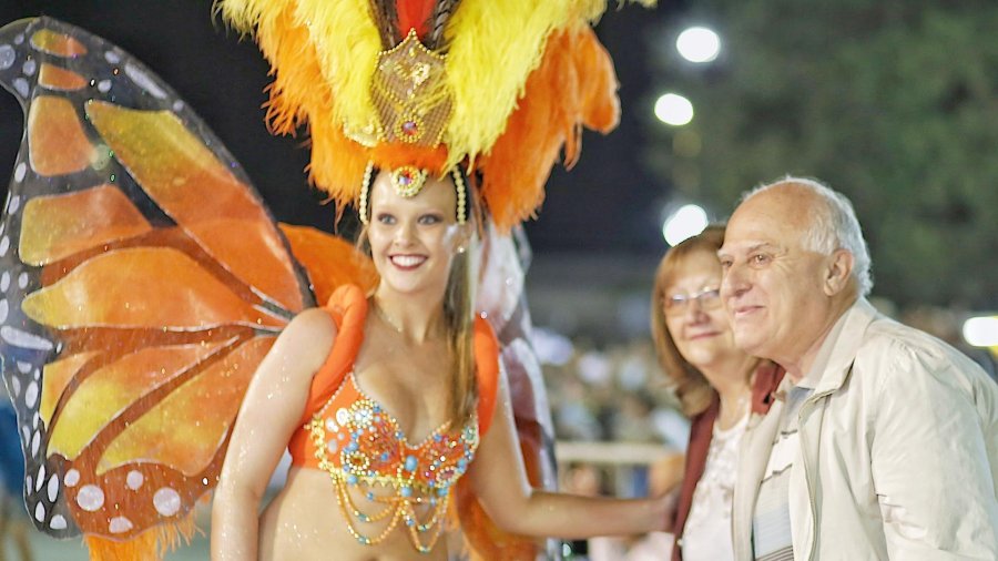 FOTO SCS// DESFILE./ La Intendente y el Gobernador junto a una pasista.