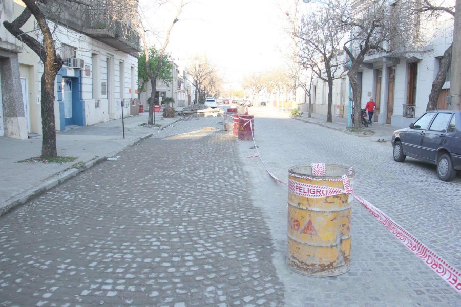 FOTO PRENSA MUNICIPAL ADOQUINADO. Actualmente se trabaja en restaurar calle Alem. VIEJO MERCADO. El Centro Cultural forma parte de la geografía del 30 de Octubre. CALLE ALVEAR. Se hace una intervención en el arbolado y en las veredas.