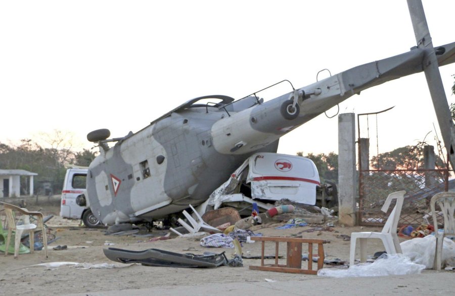 FOTO AFP-NA HELICOPTERO./ Se desplom&oacute; sobre un veh&iacute;culo y personal que lo esperaba, dejando 13 muertos y 15 heridos.