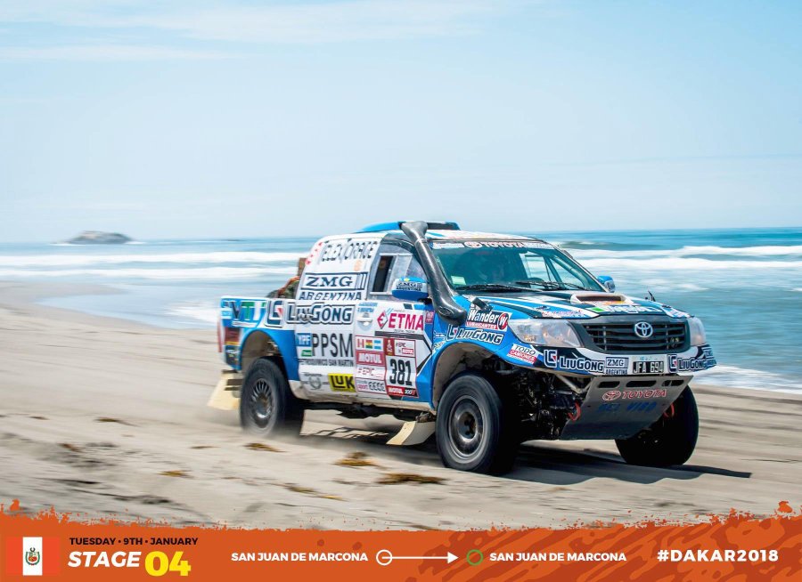 FOTO JORGE BARRERA EN EL CAAR. Flavio Beck, Roberto Naivirt, Graciela Acastello -presidente de ETMA SA- y la Toyota.  FOTO DAKAR.COM EN ACCION. Naivirt y Schilling con la Toyota en la cuarta etapa del Dakar, en San Juan de Marcona.