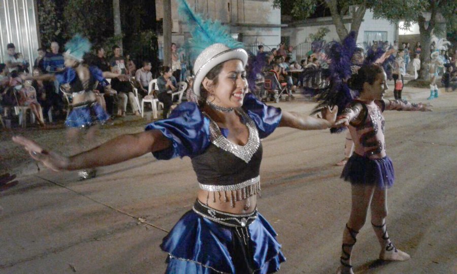 FOTO PRENSA COMUNA// COMPARSA./ Su ritmo, brillo y colorido cautiv&oacute; al p&uacute;blico. BATUCADA./ Con eficiencia acompa&ntilde;&oacute; a la comparsa
