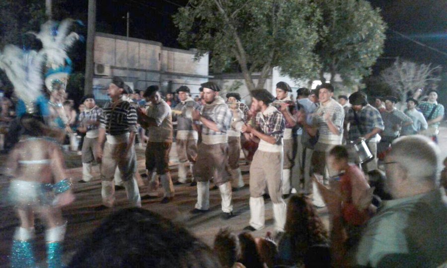 FOTO PRENSA COMUNA// COMPARSA./ Su ritmo, brillo y colorido cautivó al público. BATUCADA./ Con eficiencia acompañó a la comparsa
