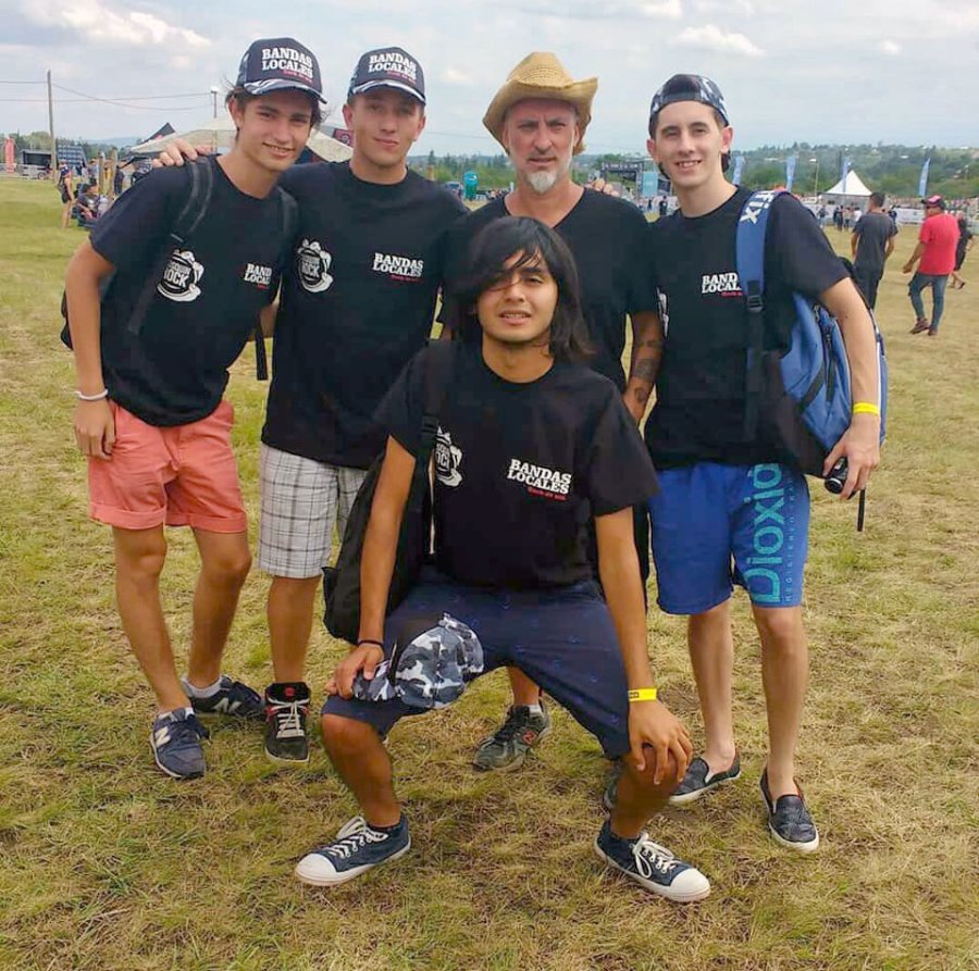 FOTO G. SANCHEZ RAFAELINOS. La banda de j&oacute;venes sobre uno de los escenarios del Cosqu&iacute;n Rock.